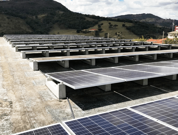 Evite os erros ao escolher a base de concreto para sua usina solar